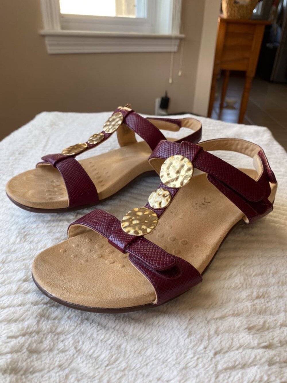 Vionic Farra Lizard Dark Red - Gold Metal Medallion Sandals 8 - Picture 1 of 9